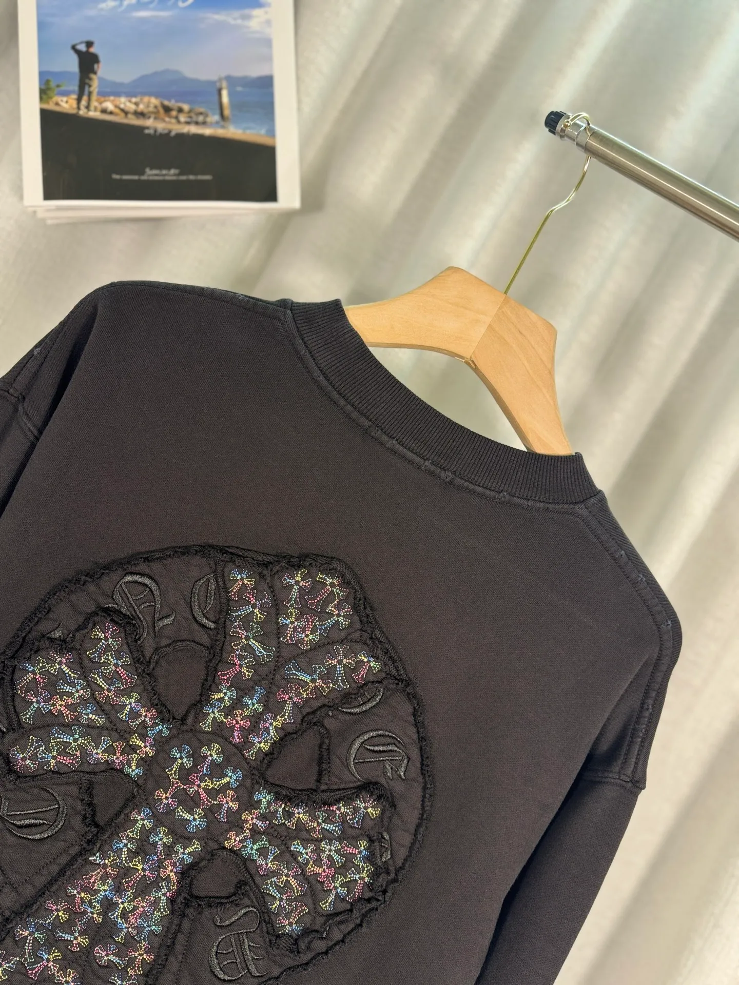 P270 top version, real shot without P, ​​different from market currency) 𝗖𝗵𝗿𝗼𝗺𝗲 𝗛𝗲𝗮𝗿𝘁𝘀/Cro Xin 2025 Bi Wen Dyed and Worn Autumn and Winter New Original Single Counter American Laser Burnt Bi Wen Dyed and Worn Couple Casual Sweater 👑The highest version! Customized fabric 430g tripe terry fabric! American acid washed distressed original denim with burnt flowers ✟appliqué embroidery and exquisite embroidery of letters! The best-selling model in the counter, very comfortable to wear. Accessories: original molded and authenticated collar label➕100% silk wash label. Genuine purchase-grade original hangtag➕matching hanging rope➕3D hanging beads➕original packaging bag. Craftsmanship: The original version has consistent wiring! The highest version of the armhole matching technique! Color: White Black Size: S M L XL Style No.: 9327
